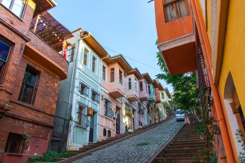 نمای جذاب و باشکوه محله فنر و بالات استانبول در نزدیکی شاخ طلایی